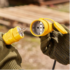 Розетка влагозащищенная переносная с крышкой 1 гнездо, с/з, 16А, IP54, каучук, желтая REXANT