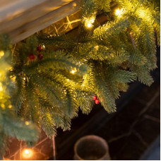 Еловый шлейф с ягодами и гирляндой 1,8м, теплое белое свечение 30 LED, 31В, литой NEON-NIGHT