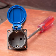 Розетка влагозащищенная панельная с крышкой 1 гнездо, 2Р+РЕ, с/з, с/у, 16А, IP54, серая REXANT