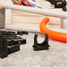 Крепеж-клипса для трубы ø25мм черная (10 шт/уп) REXANT